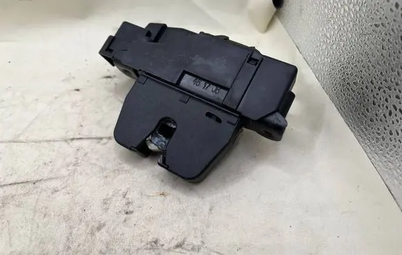 Peugeot 308 Rear glass lock/latch T1722 9816195380