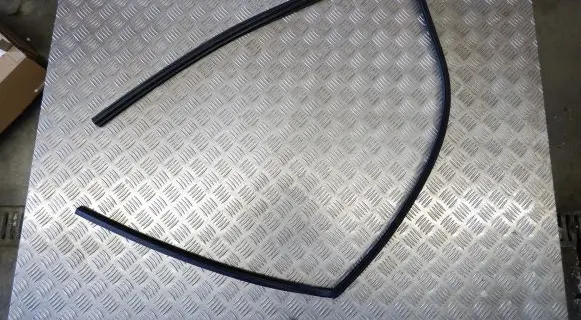 Toyota Highlander XU70 Rubber seal front door window/glass 681510E080