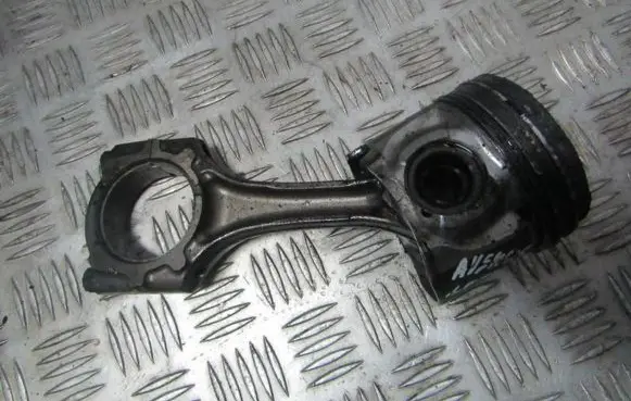Toyota Avensis T250 Piston with connecting rod