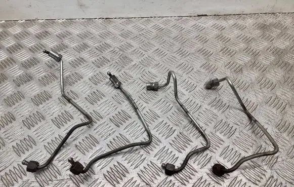 Toyota Avensis T250 Fuel injector supply line/pipe 