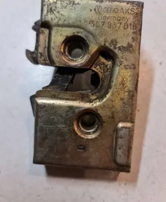 Volkswagen PASSAT B4 Front door lock 357837016