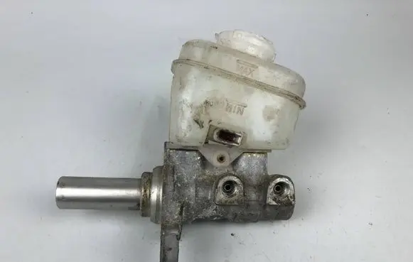 Subaru Outback Master brake cylinder