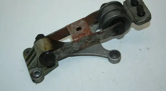 Volvo XC90 Engine mounting bracket