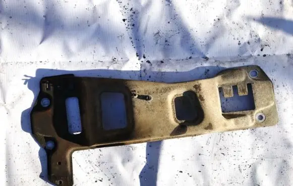 Volvo XC90 Engine mounting bracket