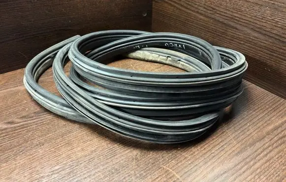 Iveco Daily 3rd gen Rubber seal front door window/glass 504203320 72257