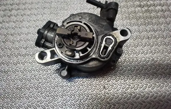 Peugeot Partner Vacuum pump 9804021880