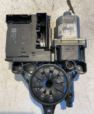 Volkswagen PASSAT B7 Front door window regulator motor 0130822451
