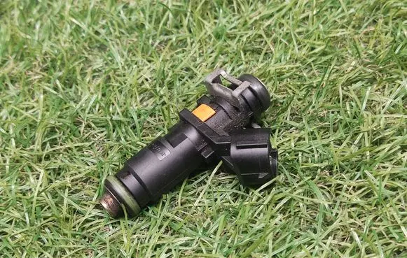Volkswagen Jetta VI Fuel injector 06A906031CP