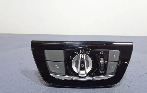 BMW 5 GT F07 Light switch 6841882