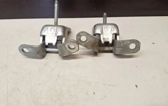 Ford Fiesta Front door lower hinge 321KHD9E 318YFN9E