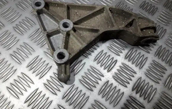 Opel Zafira A Engine mounting bracket 90575233
