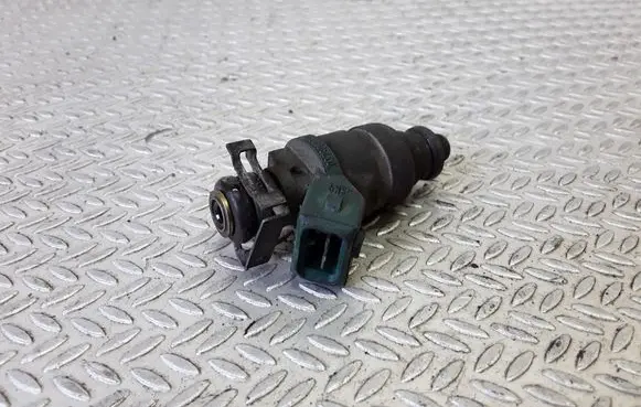 Skoda Octavia Mk1 (1U) Fuel injector 037906031AA