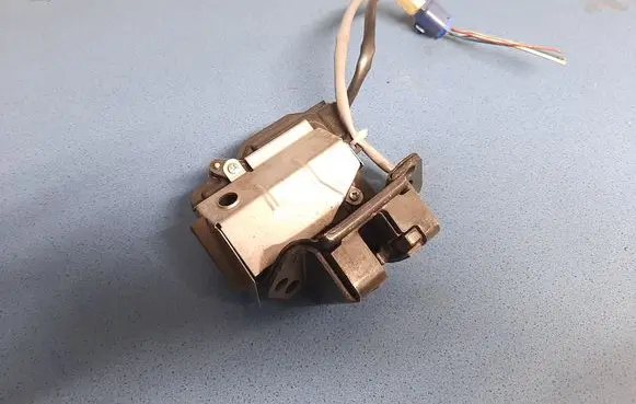 Toyota Corolla Verso AR10 Loading door lock 