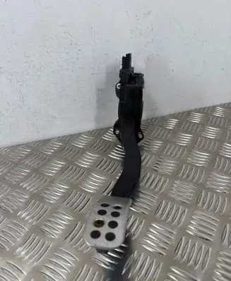 Accelerator throttle pedal