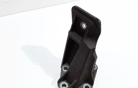 Land Rover Discovery 3 - LR3 Engine mounting bracket 4H226061 KKU500580