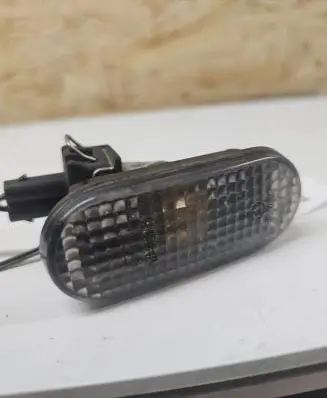 Front fender indicator light