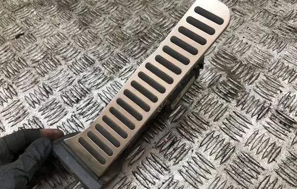Volkswagen Golf VI Accelerator throttle pedal 1K1723503N