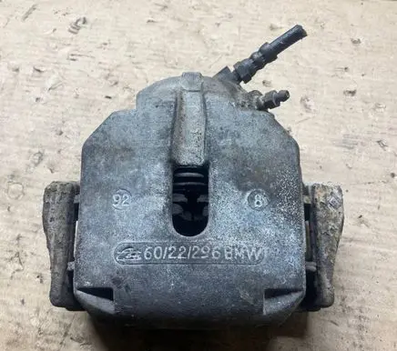 BMW 5 E39 Front brake caliper 6022296