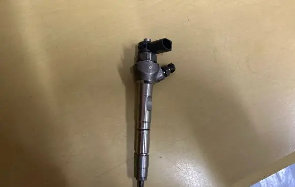 Volkswagen PASSAT B8 Fuel injector 0445110469 04L130277AC