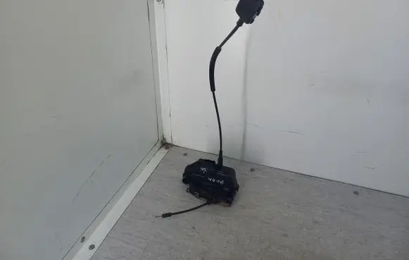 Nissan Primera Front door lock 