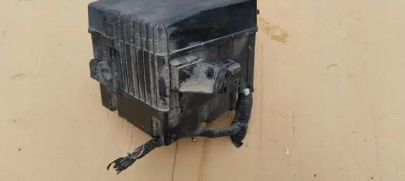 Mitsubishi L200 Fuse box cover