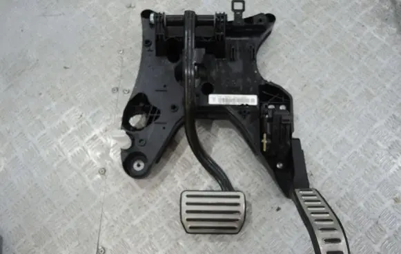 Volkswagen Touareg II Brake pedal 7P0723031AP