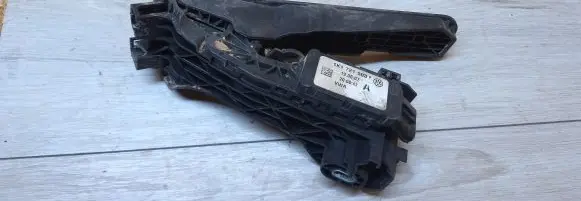 Volkswagen Golf V Accelerator throttle pedal 1k1721503p