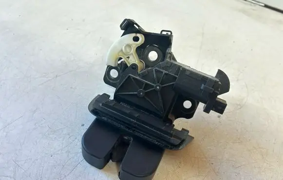 Audi A4 S4 B7 8E 8H Tailgate/trunk/boot lock/catch/latch 8P4827505