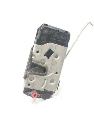Opel Zafira B Rear door lock 13210739