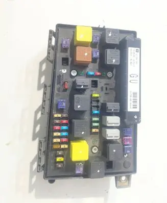 Opel Zafira B Fuse module 13206748