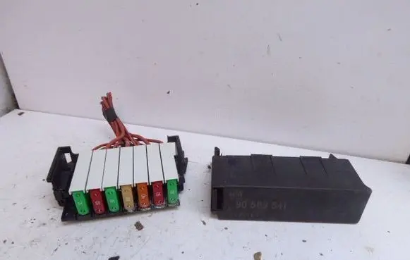 Opel Meriva A Fuse box cover 90589541