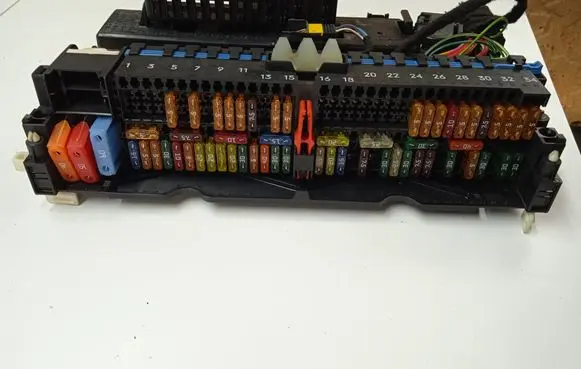 BMW X3 E83 Fuse module 8387153