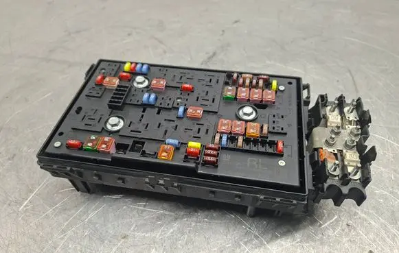 Opel Astra J Fuse module 13318785