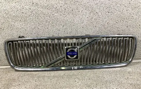 Volvo V70 Front grill 08693346
