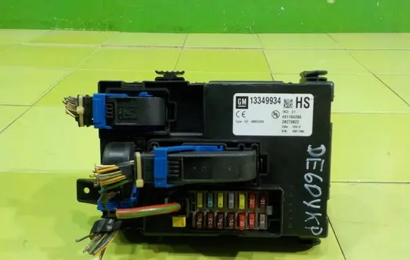Opel Meriva B Fuse box set 13349934 XP281