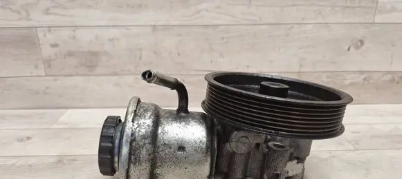Toyota Avensis T250 Power steering pump 