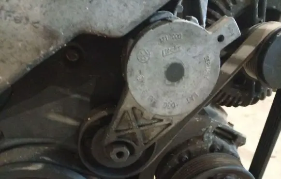 Volkswagen PASSAT B6 Generator/alternator belt tensioner 03G903513C