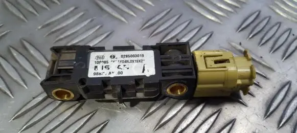 Nissan Primera Airbag deployment crash/impact sensor 98830AY000 0285003019