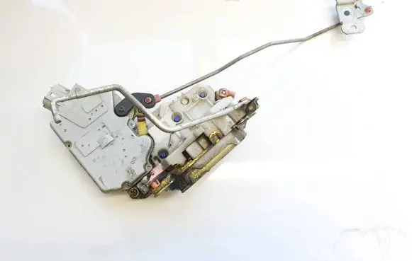 Nissan Primera Front door lock b2339