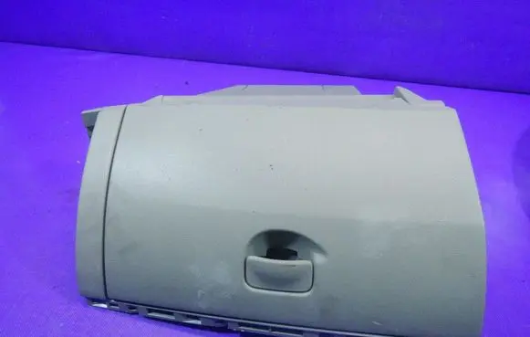 Renault Clio III Glove box