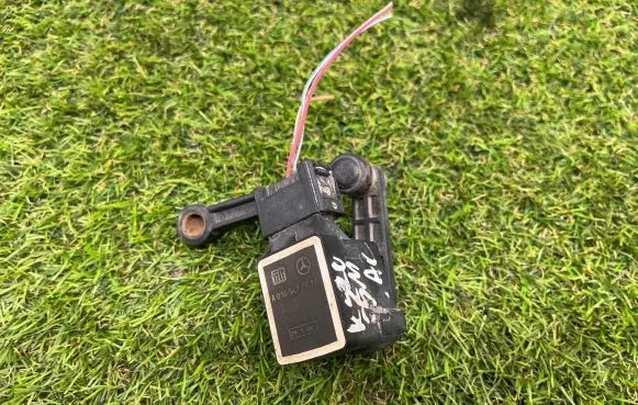 Mercedes-Benz R AMG W251 Air suspension front height level sensor A0105427717