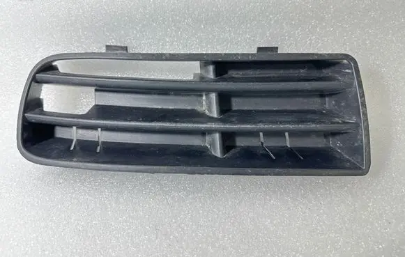 Volkswagen Golf IV Front bumper lower grill 1J0853665B