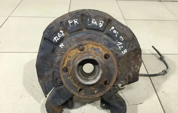 Volkswagen Polo IV 9N3 Front wheel hub spindle knuckle