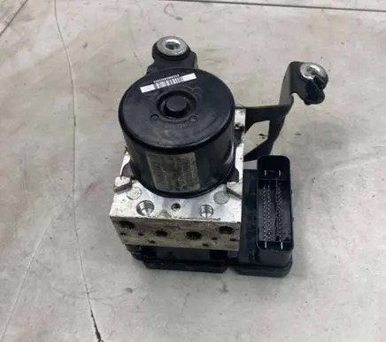 Volvo V70 ABS Pump 31261142 000404974D0 10092604043