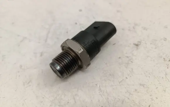 Mercedes-Benz E W211 Fuel pressure sensor 0281002504 A0041536728 0041536728