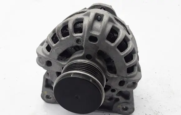 Dacia Sandero Generator/alternator 231005933R