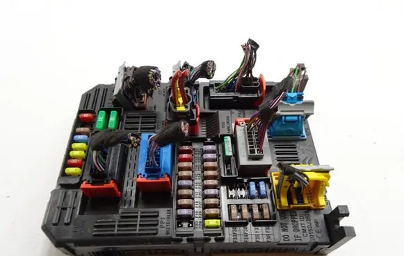 Opel Crossland X Fuse module 9819851280