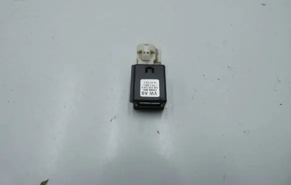 Volkswagen Golf VII USB socket connector 5Q0035726B