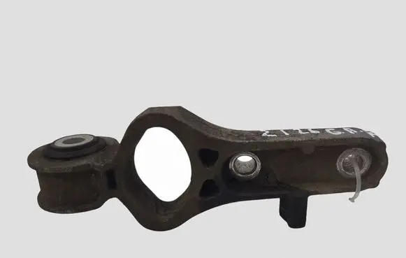Volvo XC60 Engine mount bracket