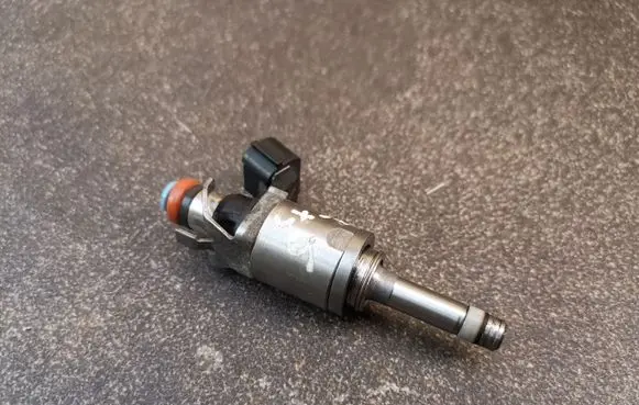 Mazda CX-3 Fuel injector PE0113250B